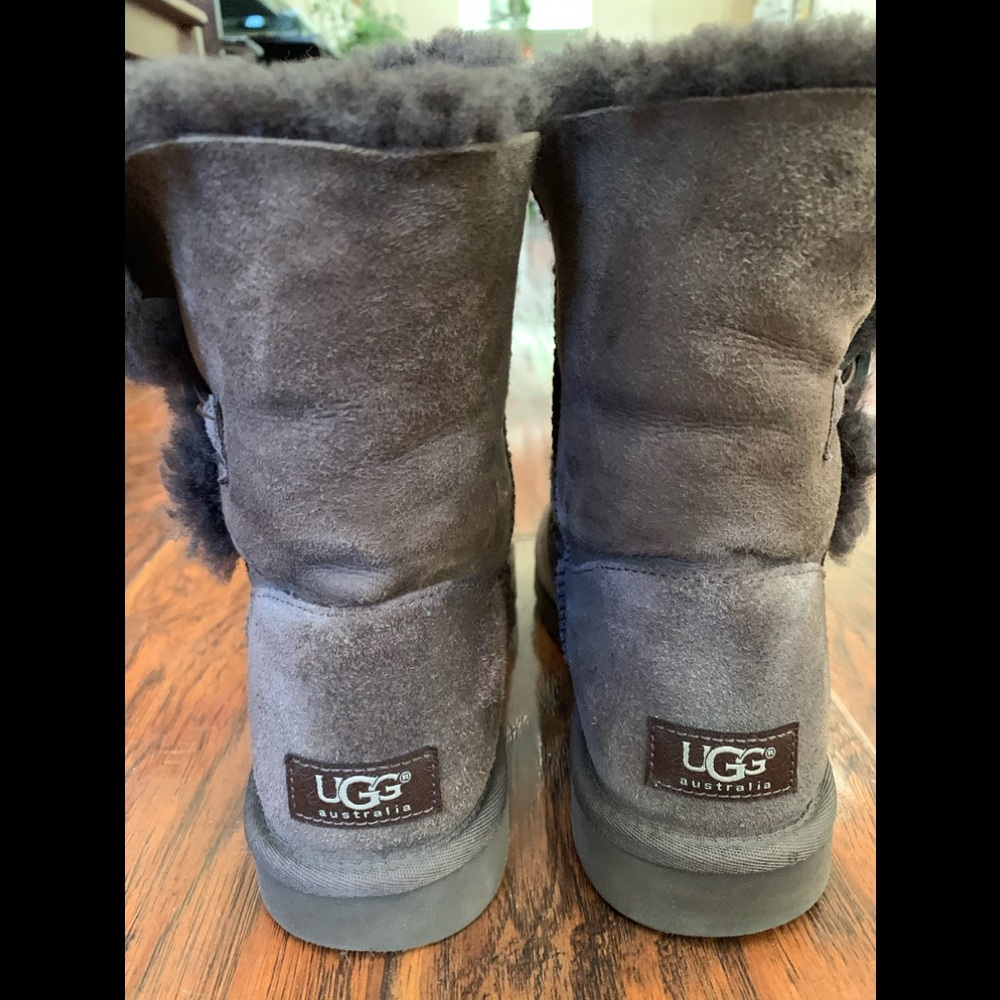 *SOLD* UGG Bailey button short - Picture 3 of 12